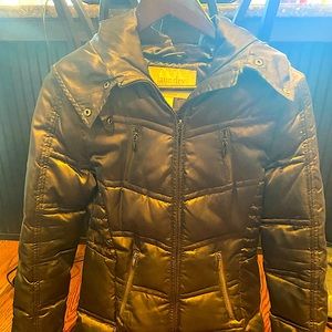 Puffer coat in olive